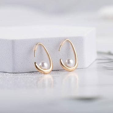 New Pearl Earrings With Brass Texture Metal - Zentrova - Alternative View New Pearl Earrings With Brass Texture Metal - Zentrova - Alternative View