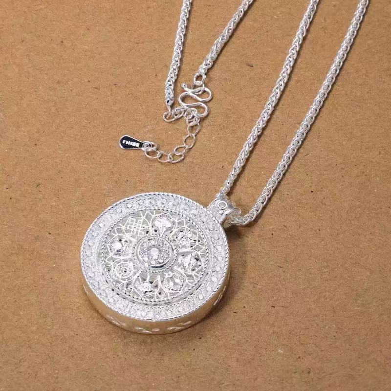 Eight Treasures Compass Rotating Necklace - Zentrova