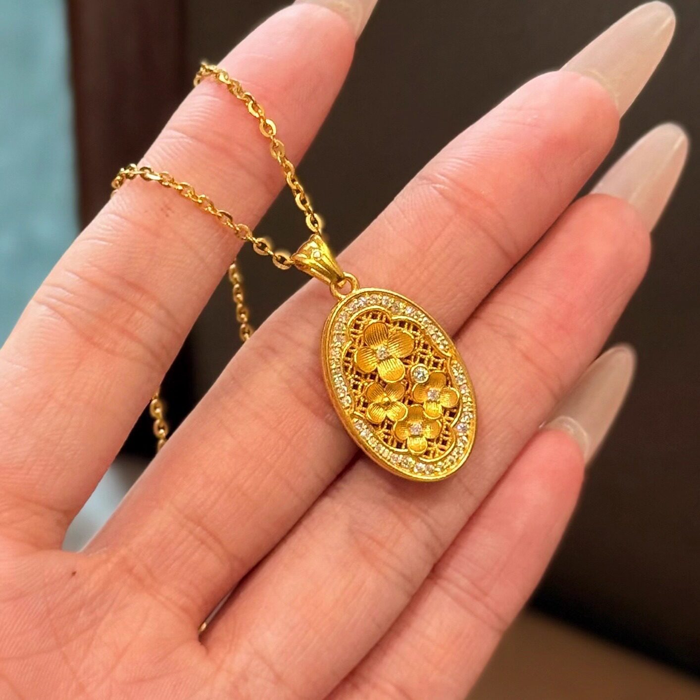 Flower-shaped Pendant Necklace With Intricately Carved Flower Filaments - Zentrova